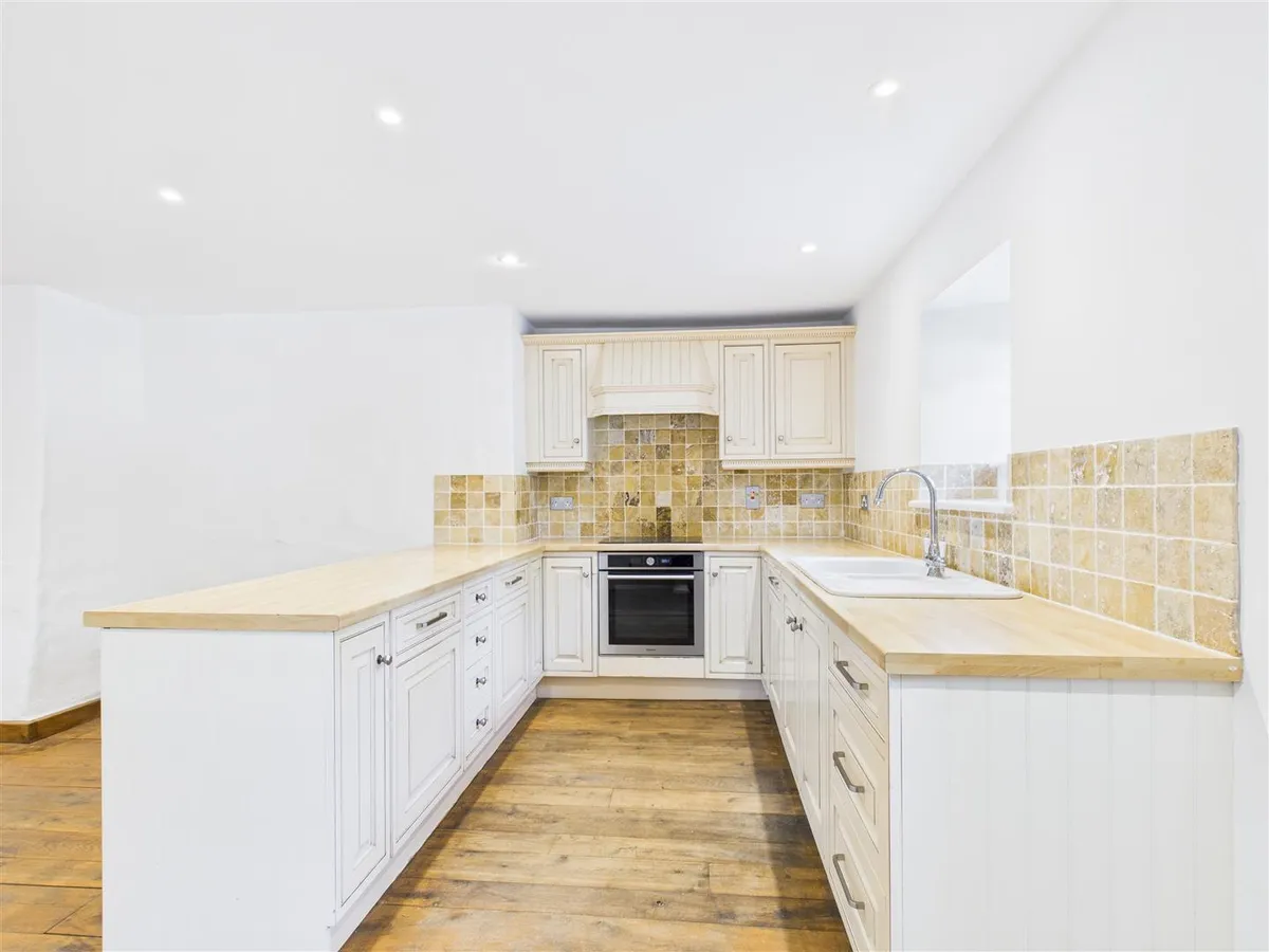 Mont a l abbe manor 34252766 cam05512 g0 pr0027 still002