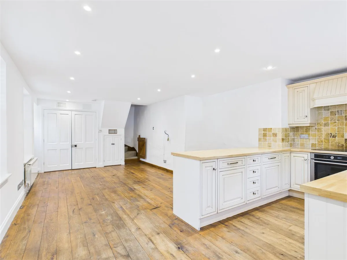 Mont a l abbe manor 34252766 cam05512 g0 pr0027 still001