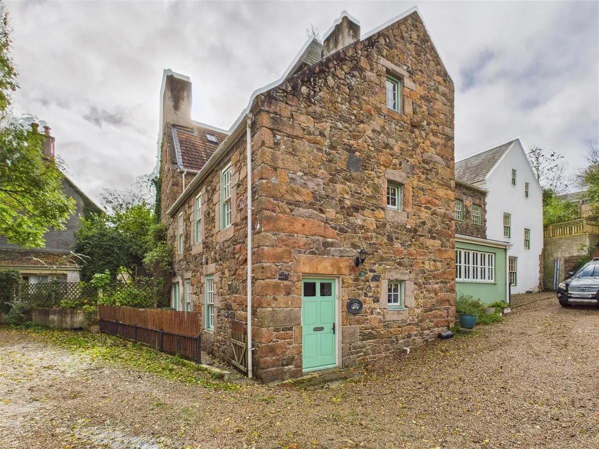 Mont a l abbe manor 34252766 cam05512 g0 pr0028 still001