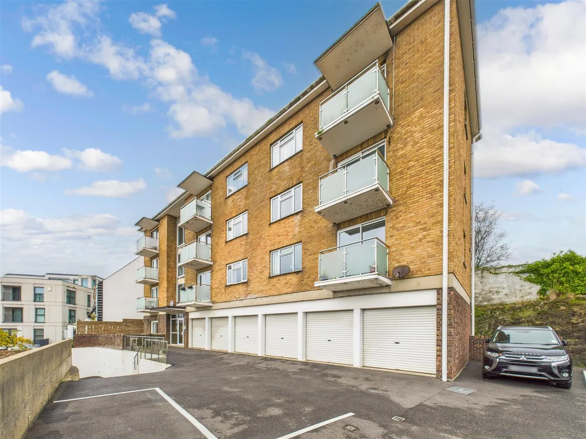 Drury lane st helier 34286887 cam05512 g0 pr0029 still014