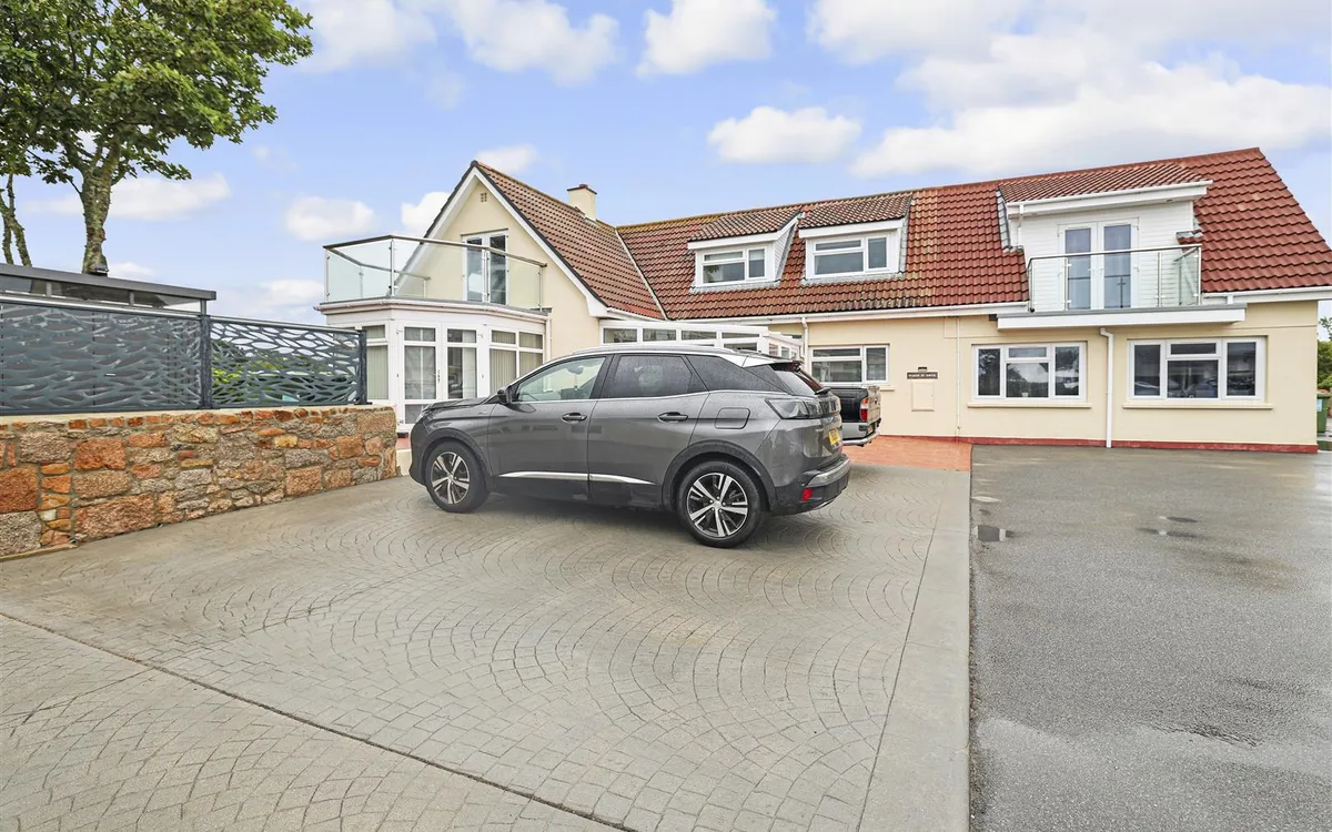 La rue de la corbiere st brelade 34734006 ei8 a2560