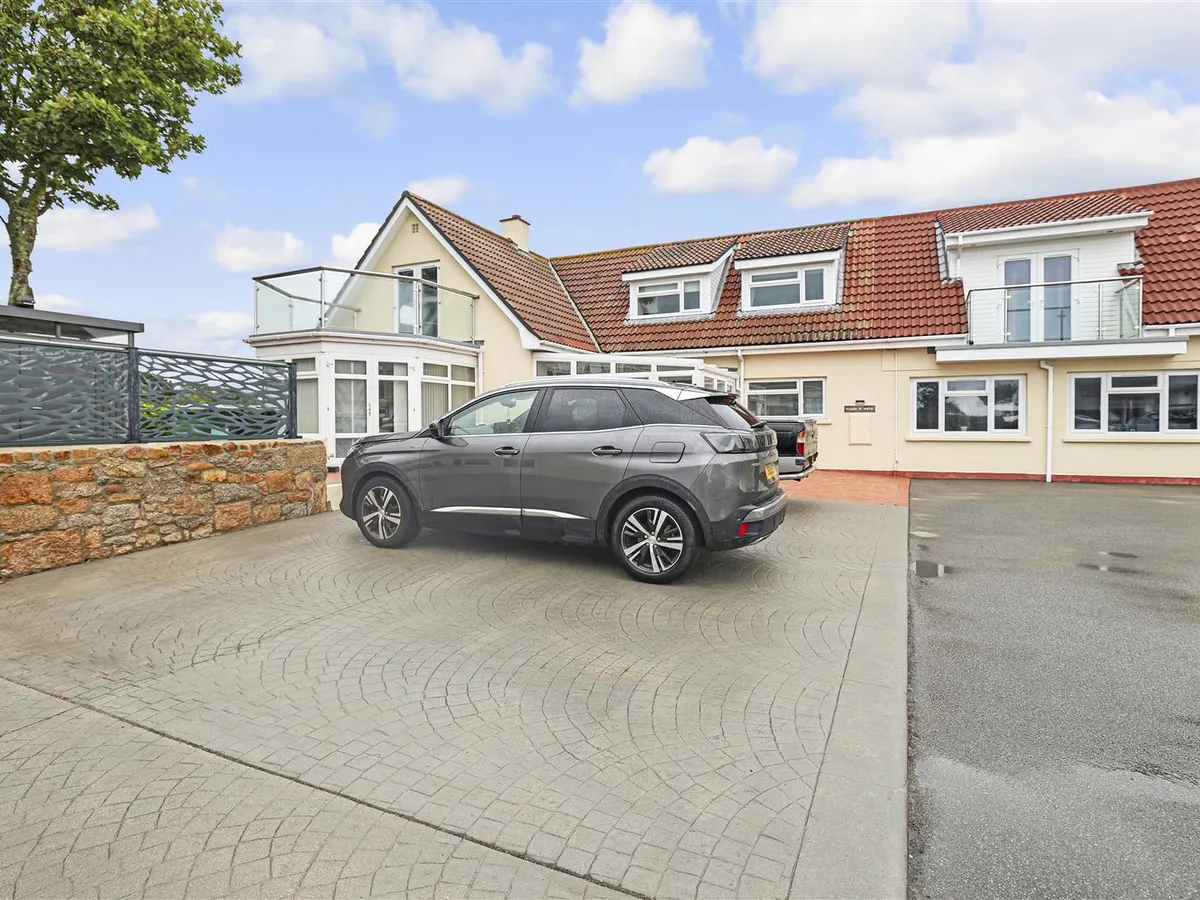 La rue de la corbiere st brelade 34734006 ei8 a2560