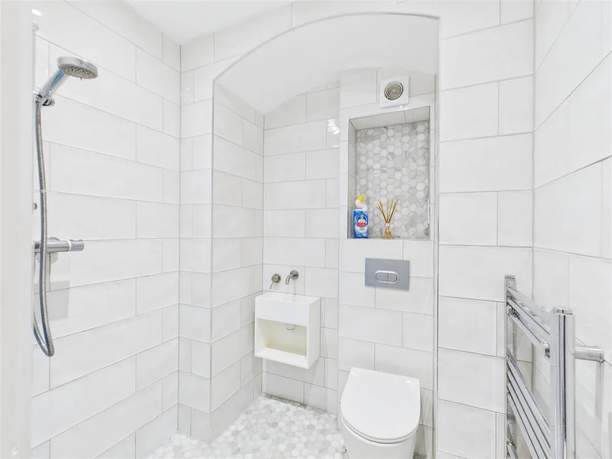 La vallee de st pierre 33635353 cam05512 g0 pr0033 still006