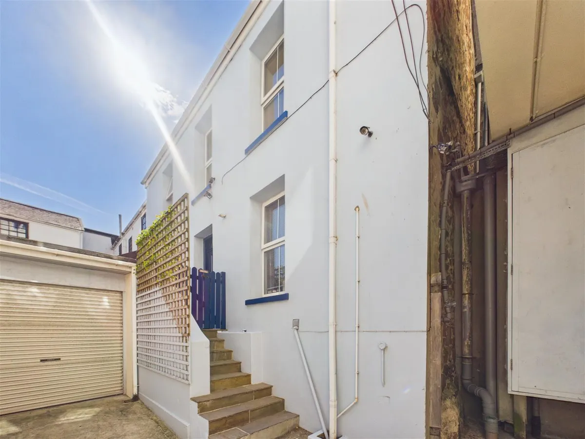 Roseville street st helier 34801900 cam05512 g0 pr0056 still012
