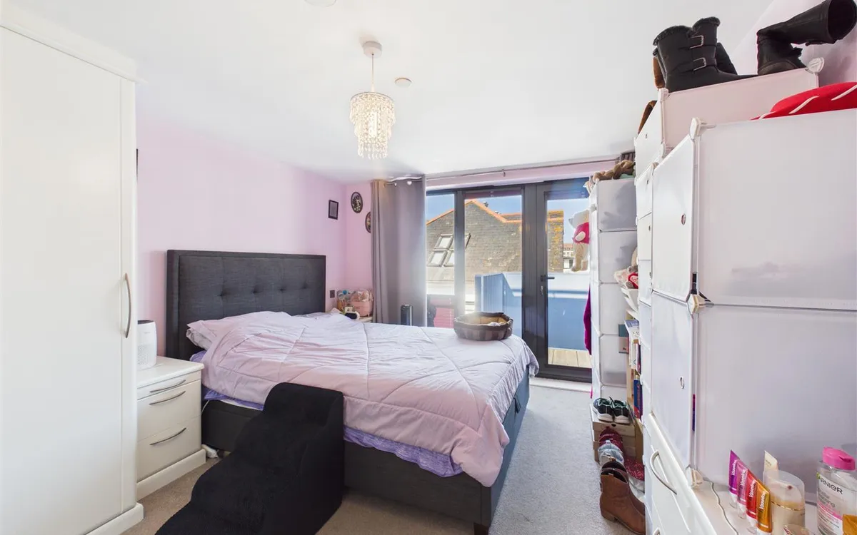 Rue de funchal st helier 34824943 cam05512 g0 pr0060 still001