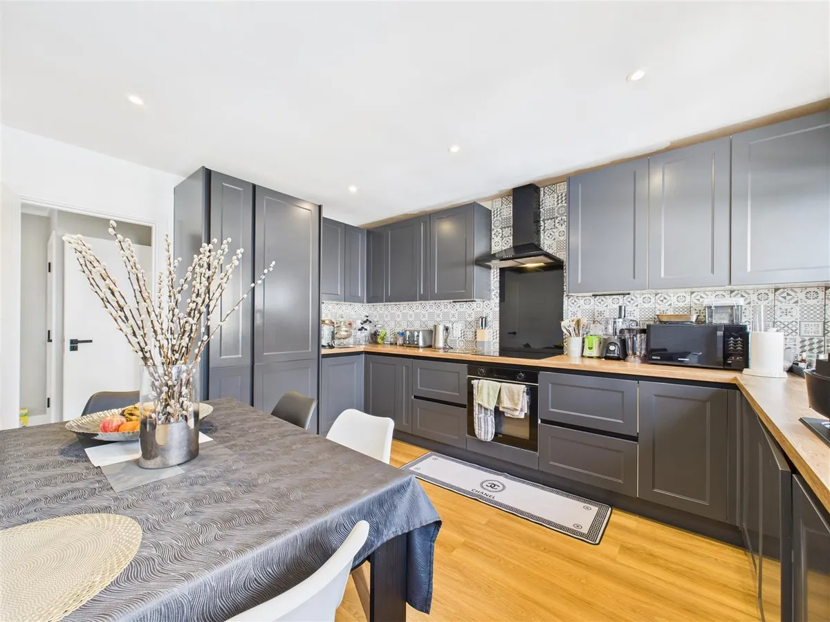 La route de la trinite 34054284 cam05512 g0 pr0006 still005