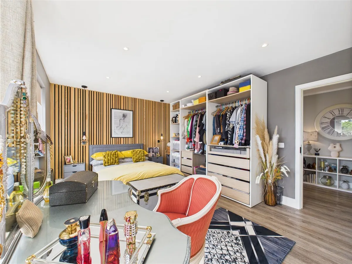 La route de la trinite 34054284 cam05512 g0 pr0006 still008