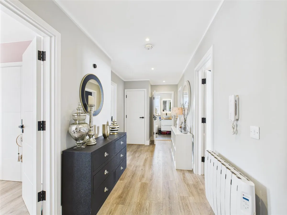 La route de la trinite 34054284 cam05512 g0 pr0006 still010