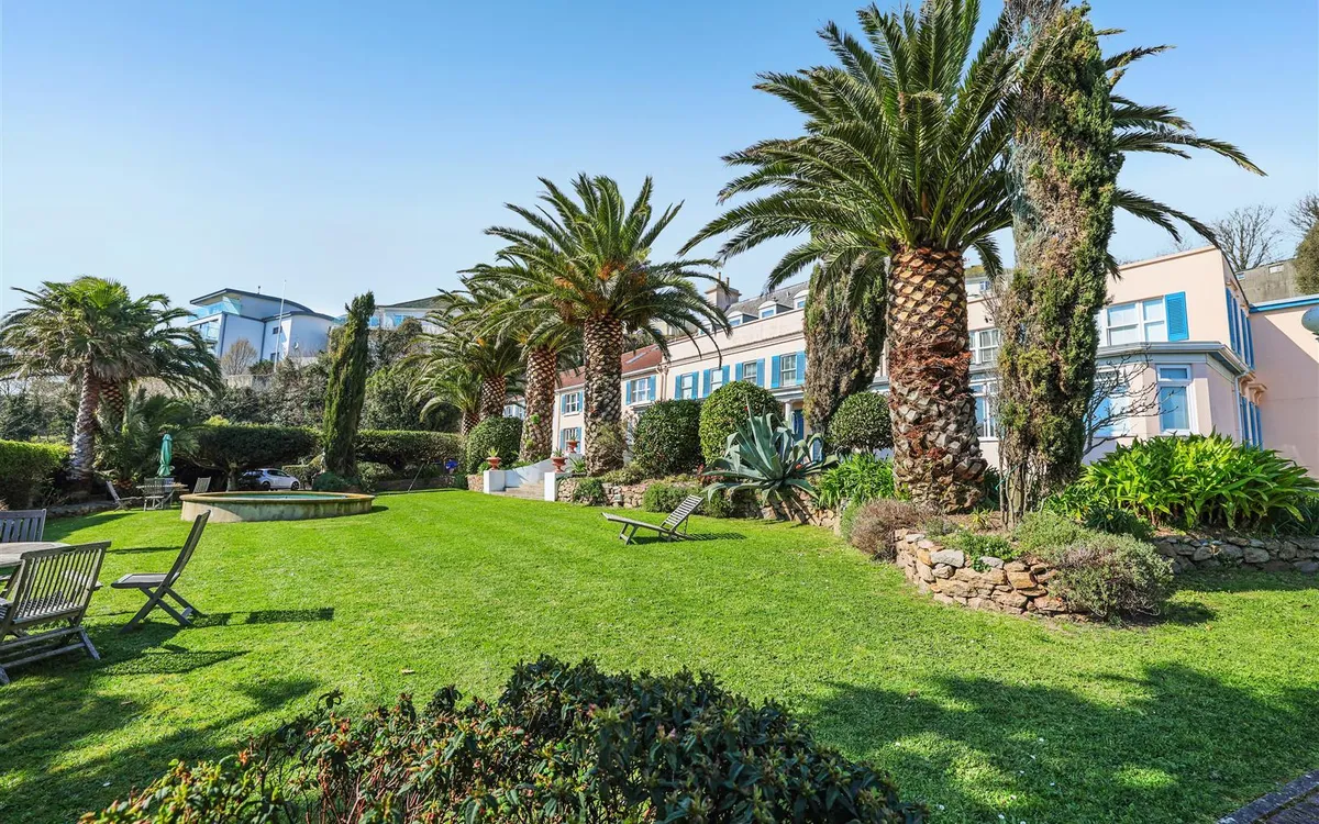 Santa monica park first tower 34537219 no 20 lounge small 2023