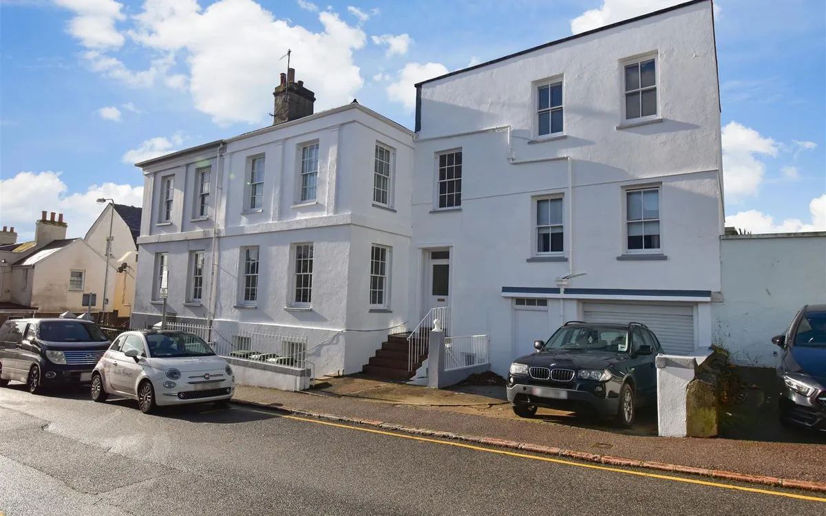 Upper clarendon road st helier 34884860 dsc 0720