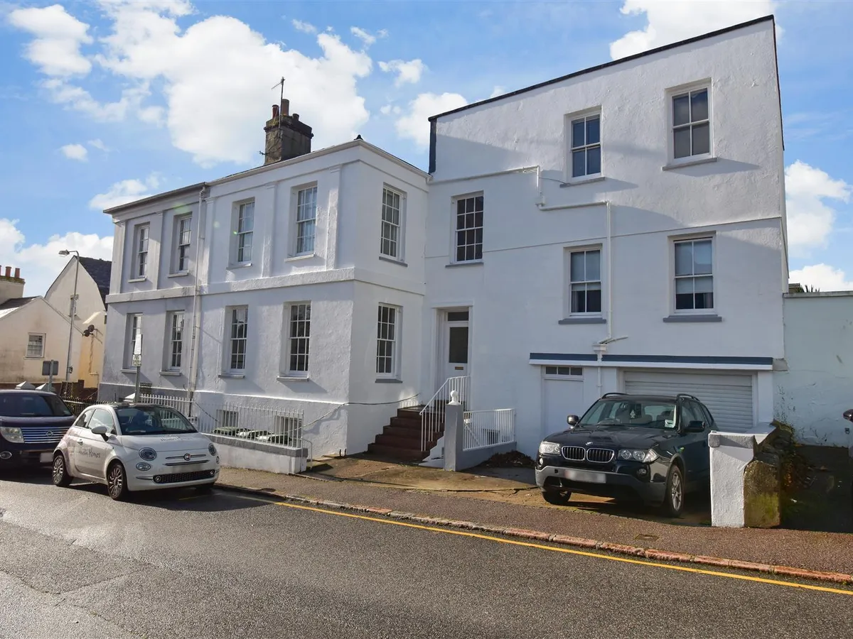 Upper clarendon road st helier 34884860 dsc 0720