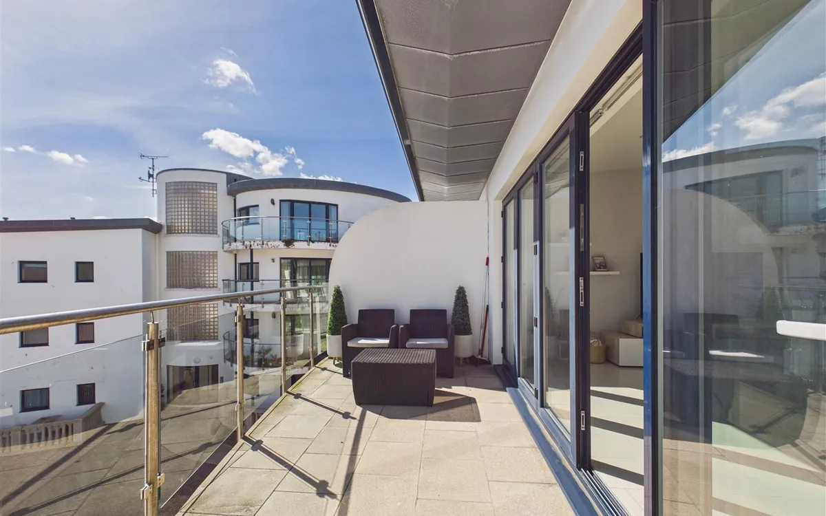 Queens road st helier 34581662 cam05512 g0 pr0043 still013