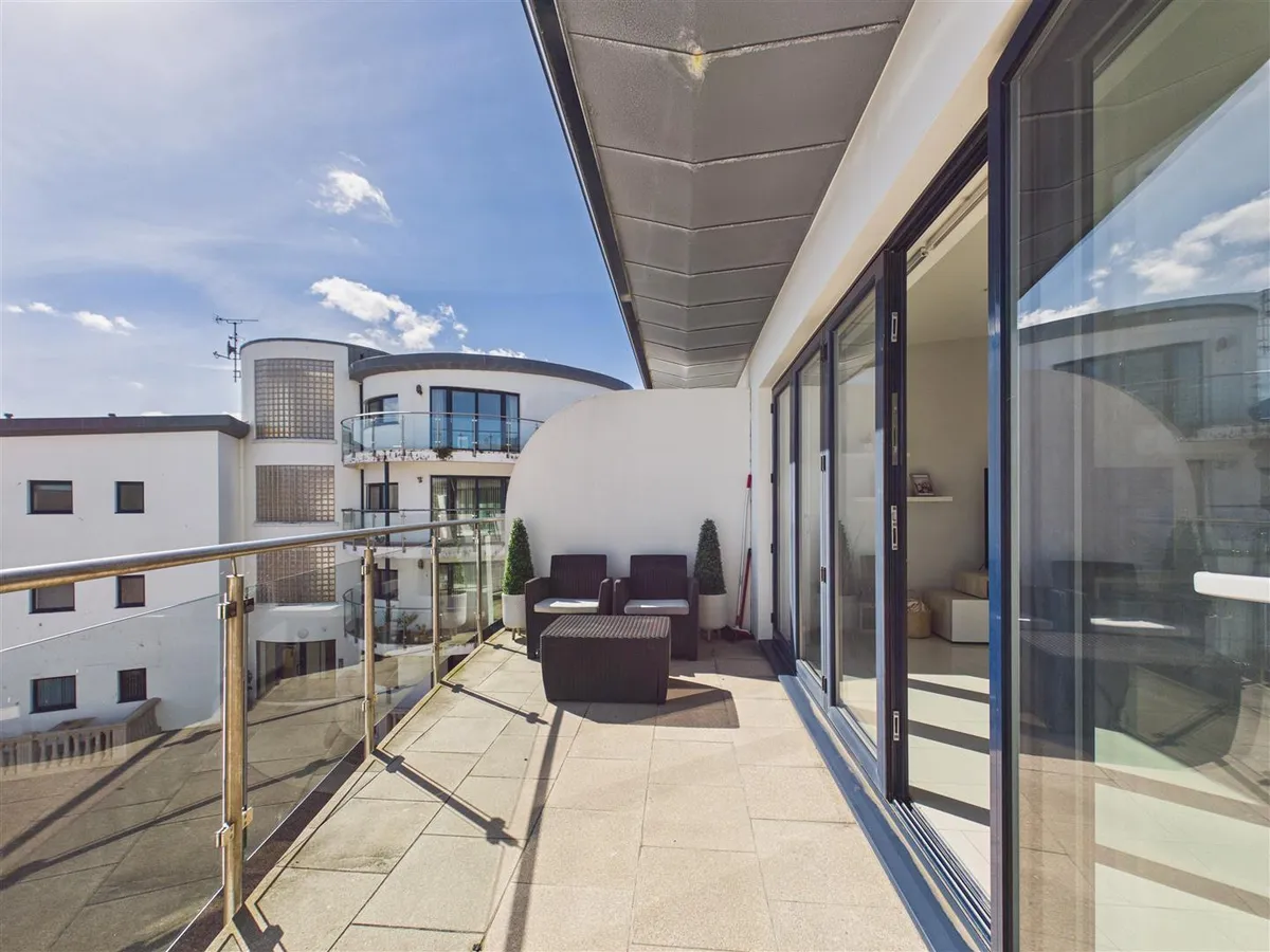 Queens road st helier 34581662 cam05512 g0 pr0043 still013