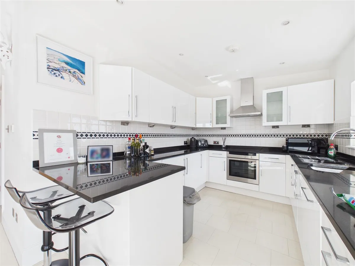 Queens road st helier 34581662 cam05512 g0 pr0043 still010