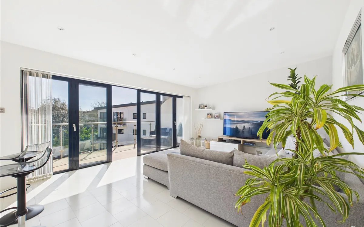 Queens road st helier 34581662 cam05512 g0 pr0043 still008