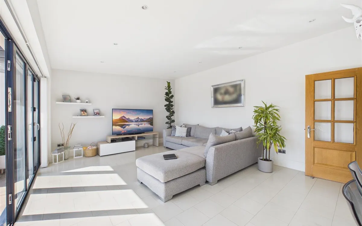 Queens road st helier 34581662 cam05512 g0 pr0043 still012