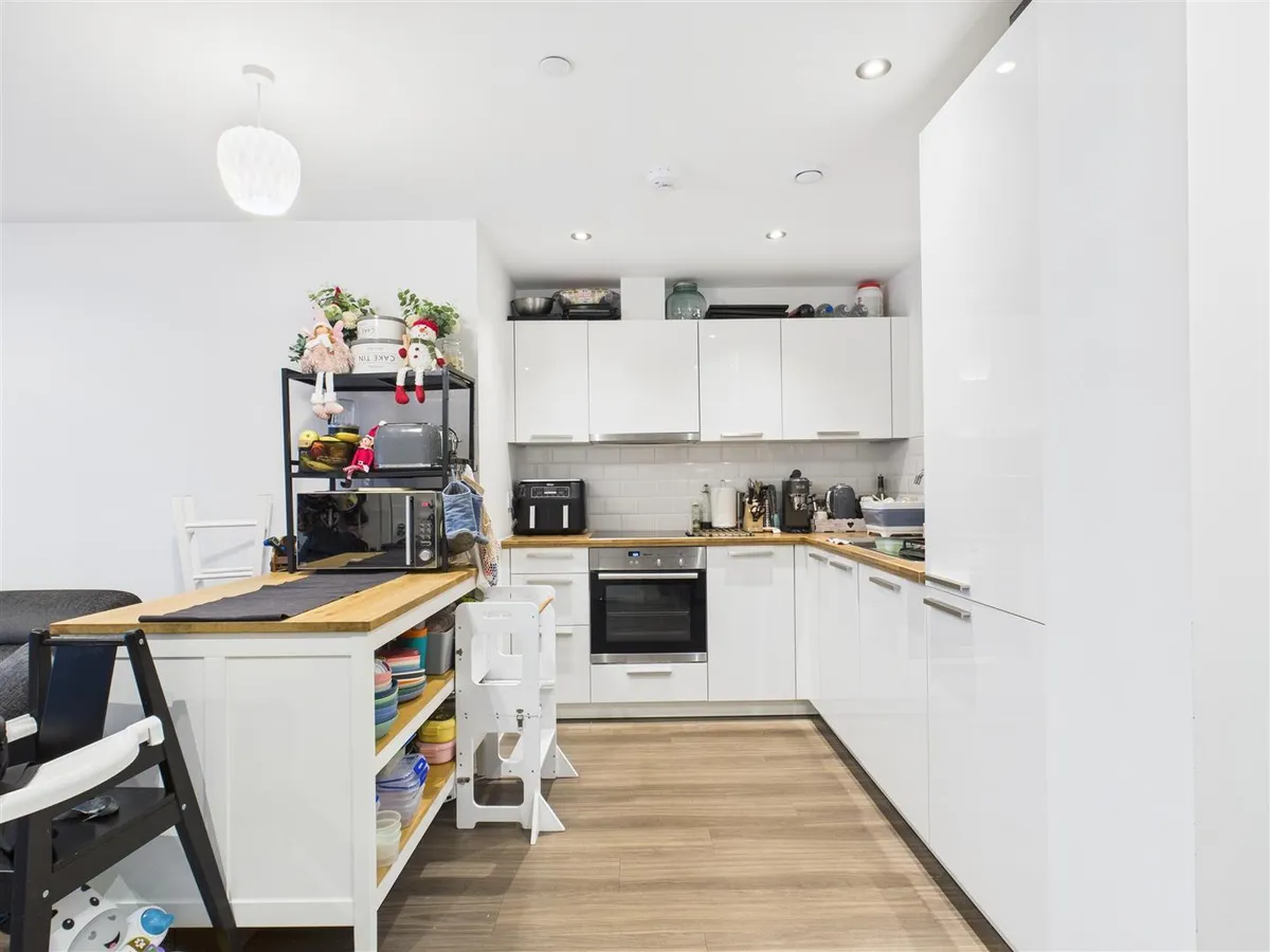 W2 westmount 34315765 cam05512 g0 pr0032 still001