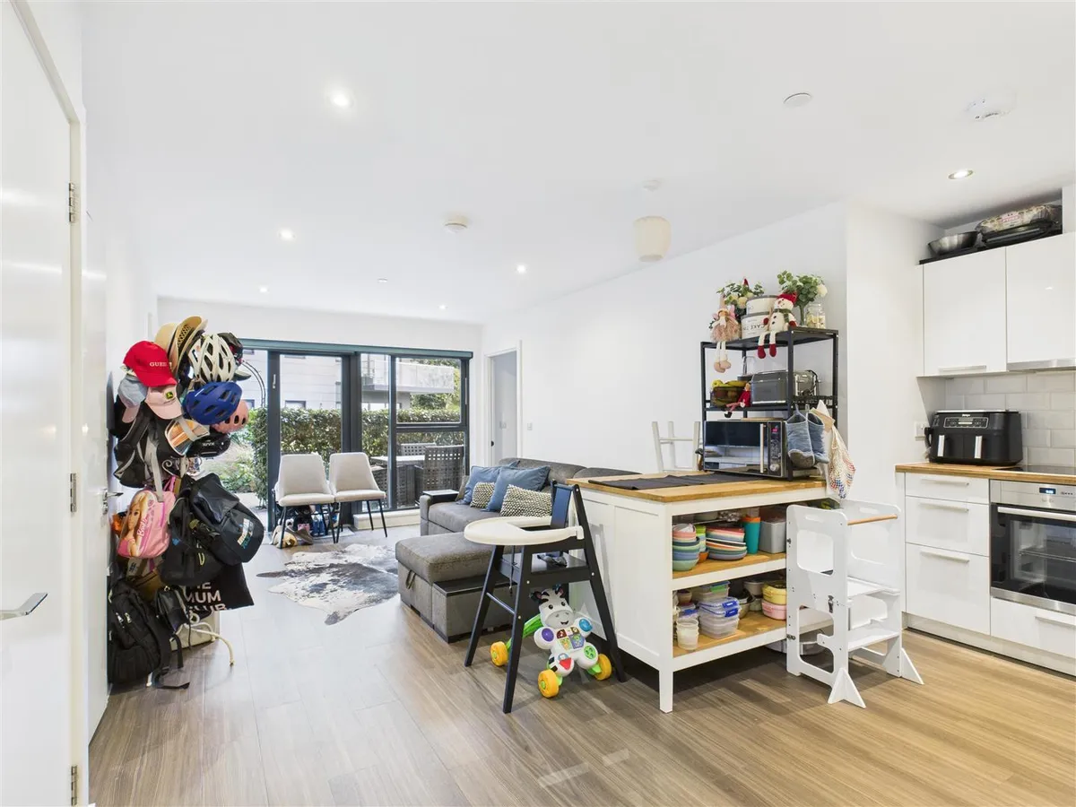 W2 westmount 34315765 cam05512 g0 pr0032 still004