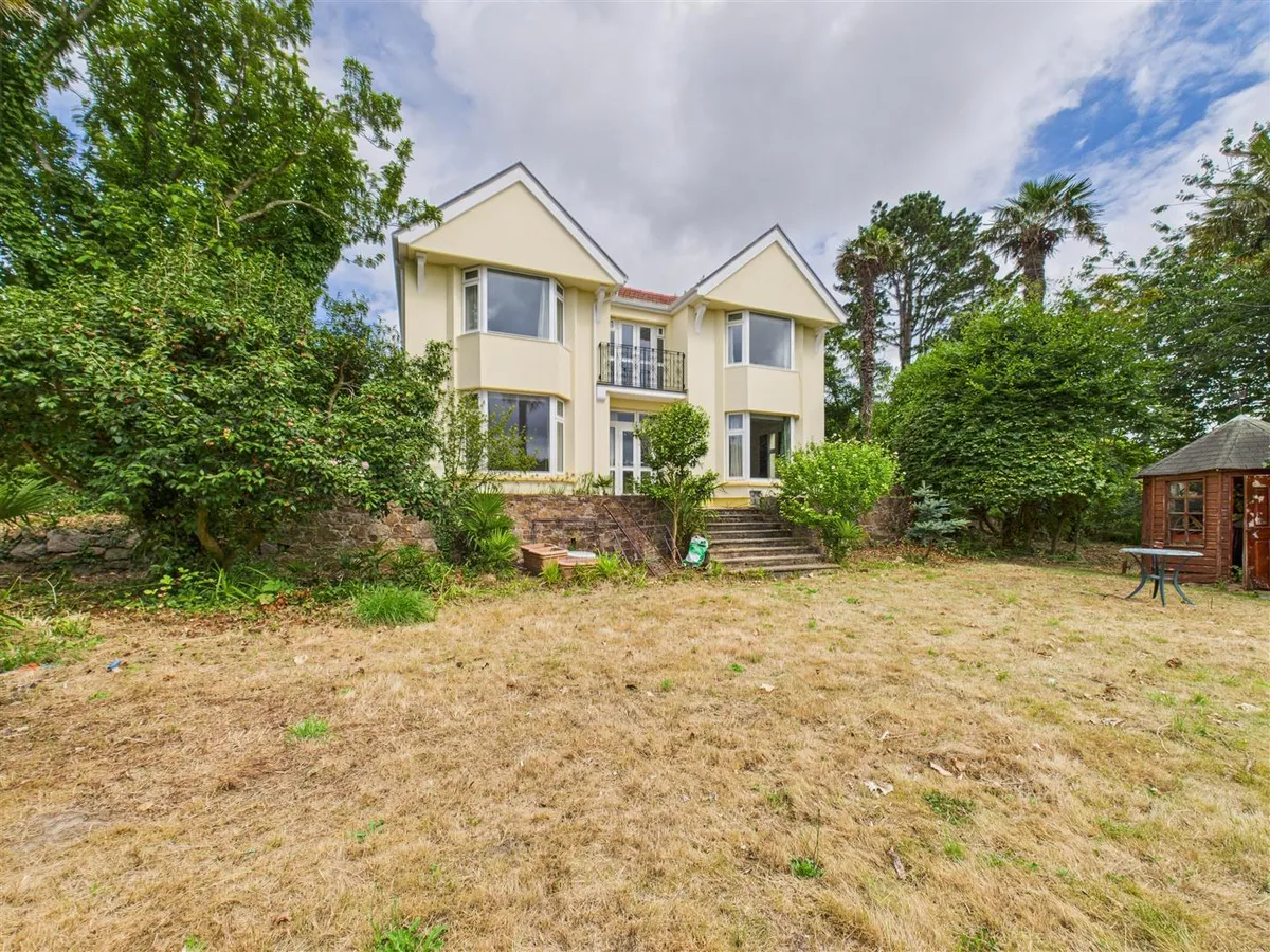 La rue du craslin st peter jersey 34048704 cam05512 g0 pr0010 still036