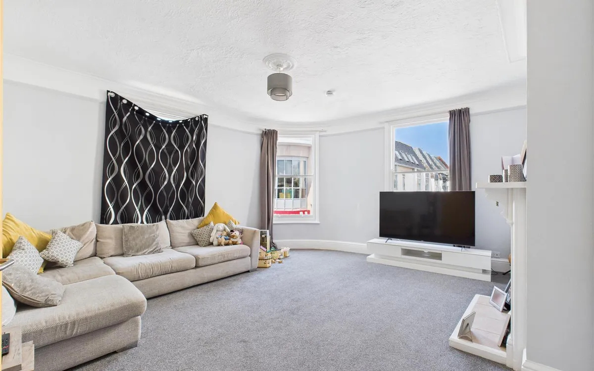 Don street st helier 33732147 cam05512 g0 pr0011 still011