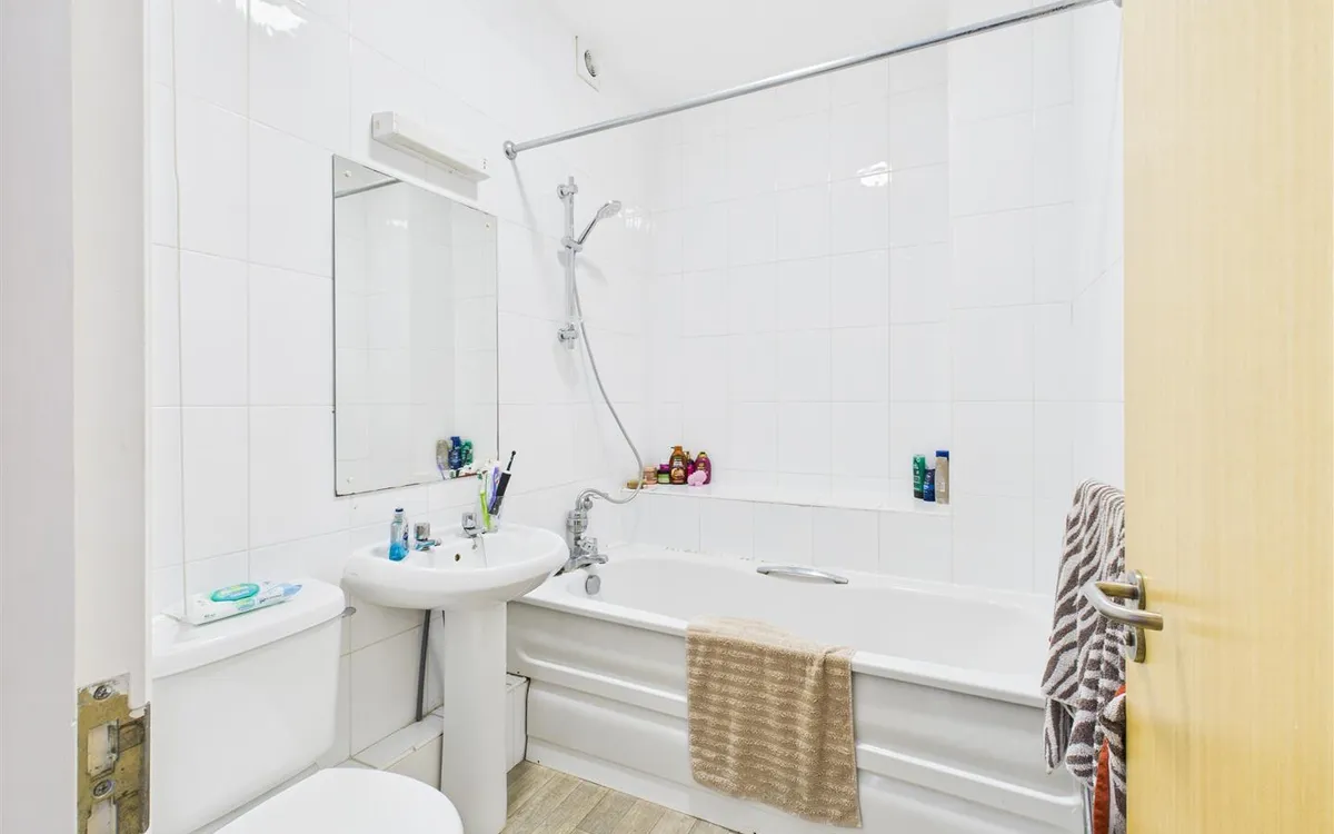 Don street st helier 33732147 cam05512 g0 pr0011 still006